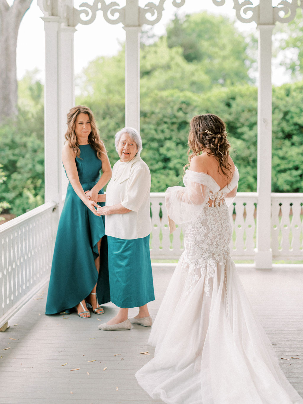 cute getting ready photo ideas with mother of the bride and grandma