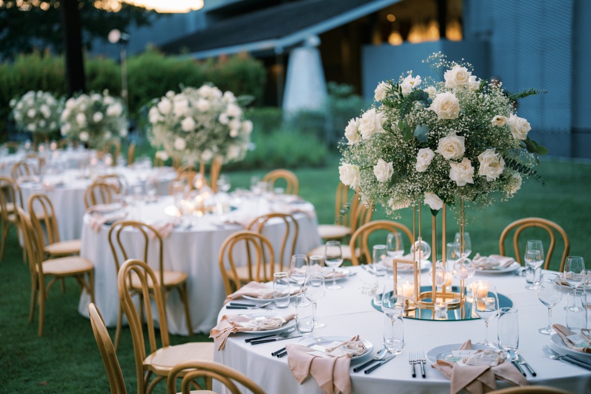 white rose centerpieces for outdoor wedding reception