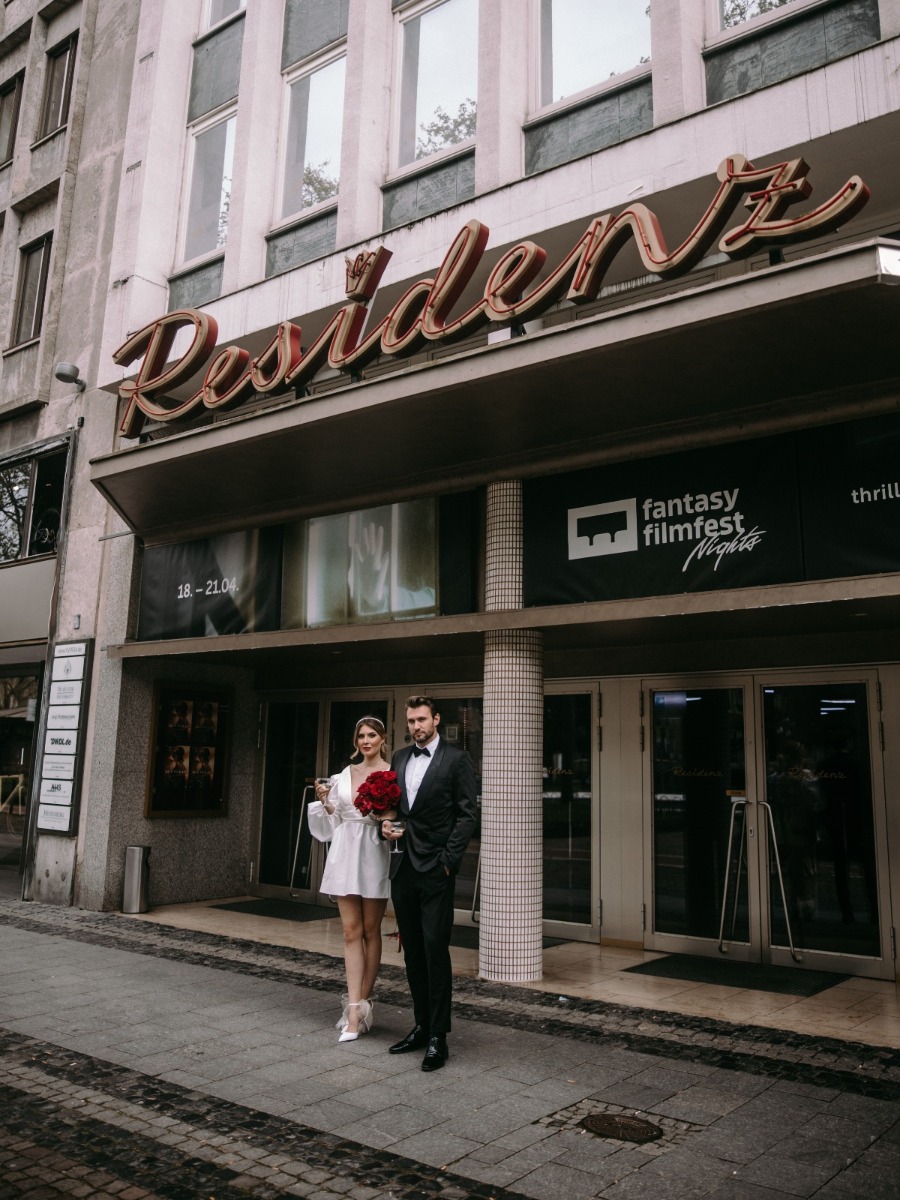 Lights, camera, wedding! in red and black at the Residenz Kino Köln