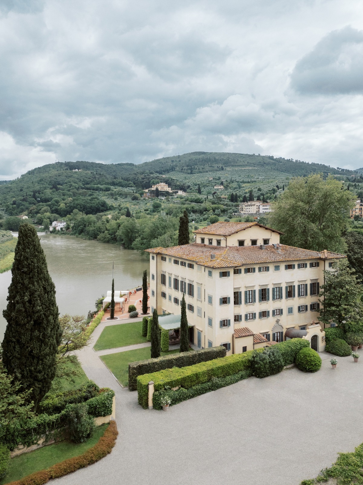 large wedding venue in tuscany where guests can stay