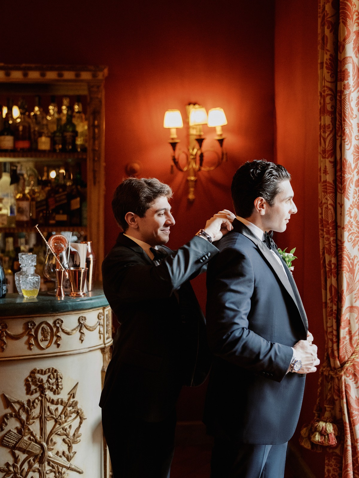 groom getting ready at bar photo ideas