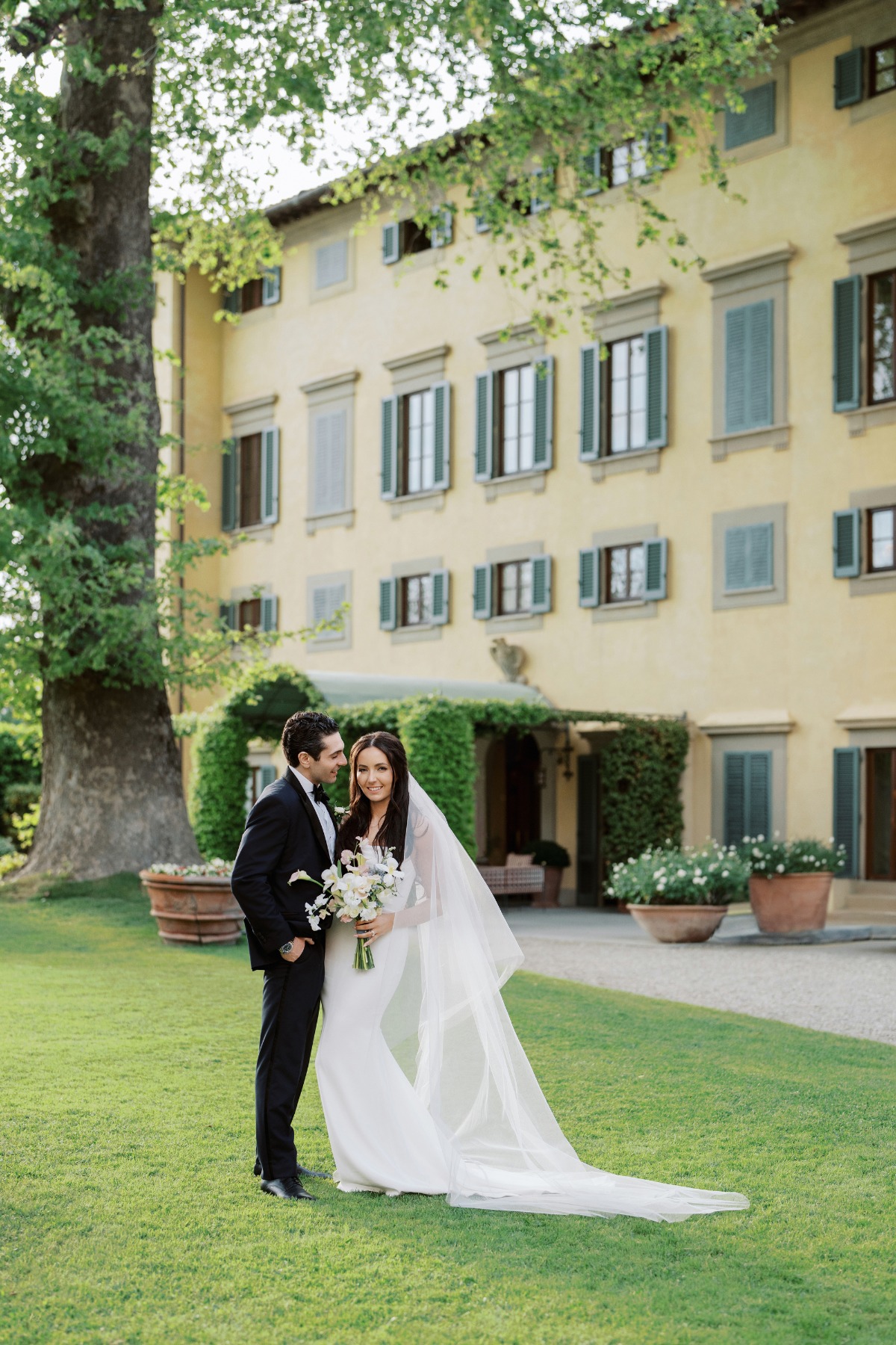 bride and groom at tuscan villa wedding