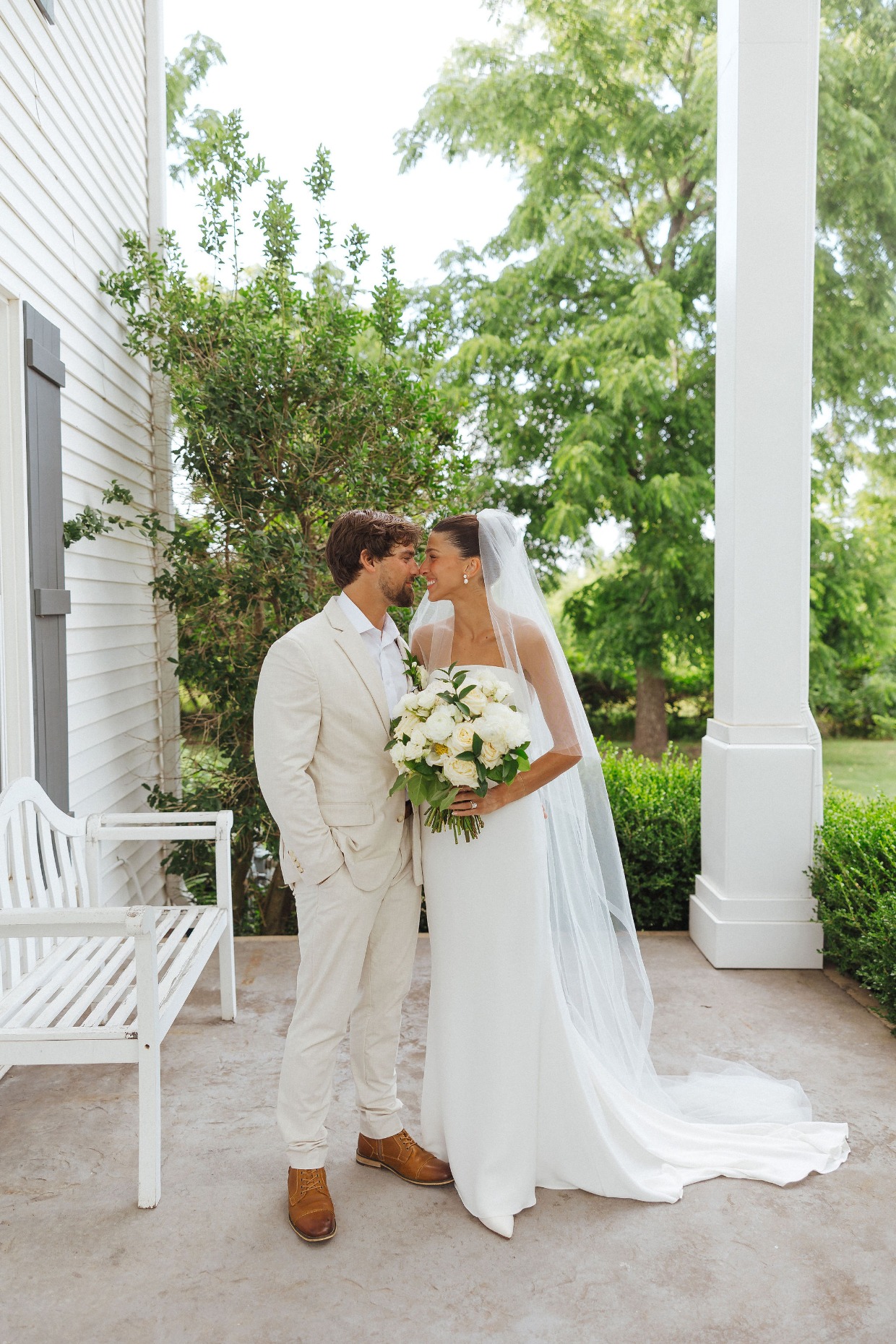 bride and groom at arkansas estate venue