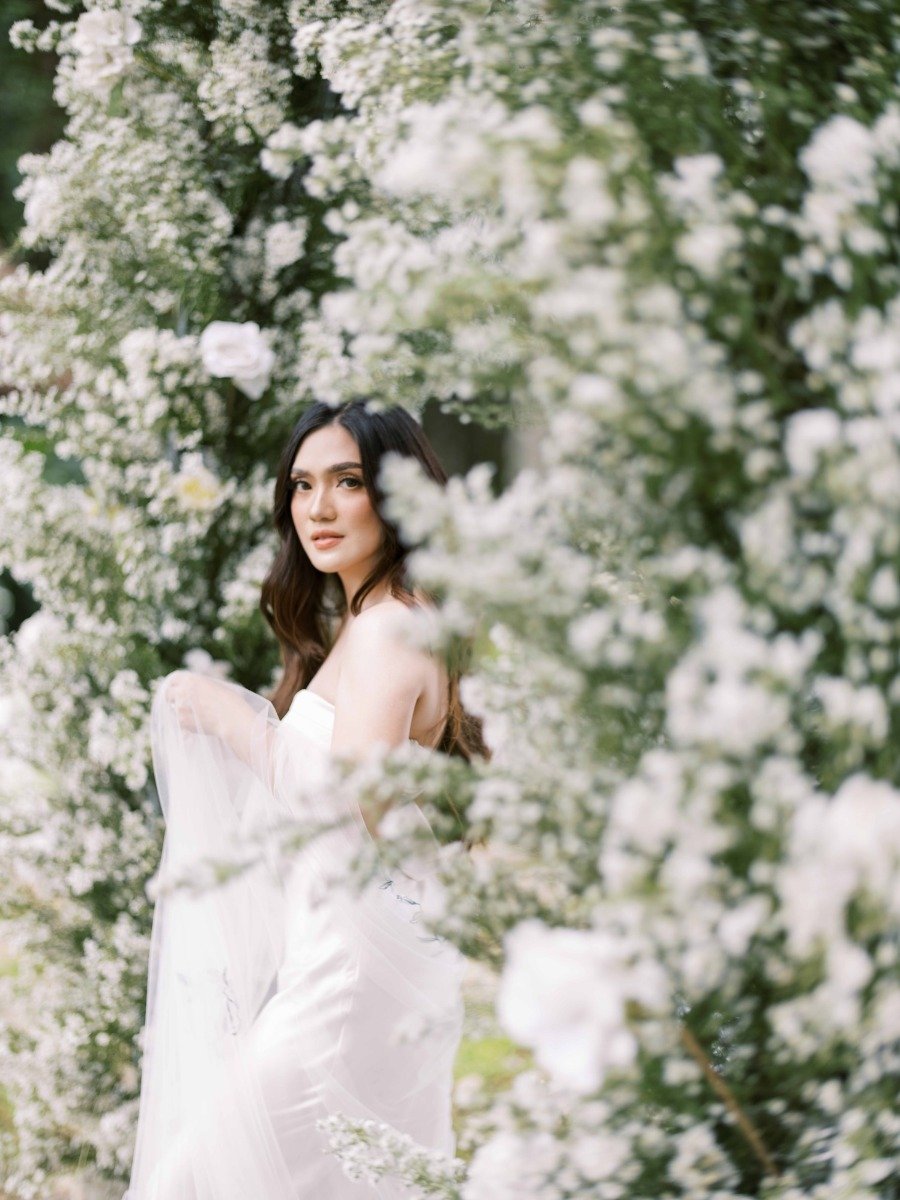 A wedding in the middle of a labyrinth in the philippines