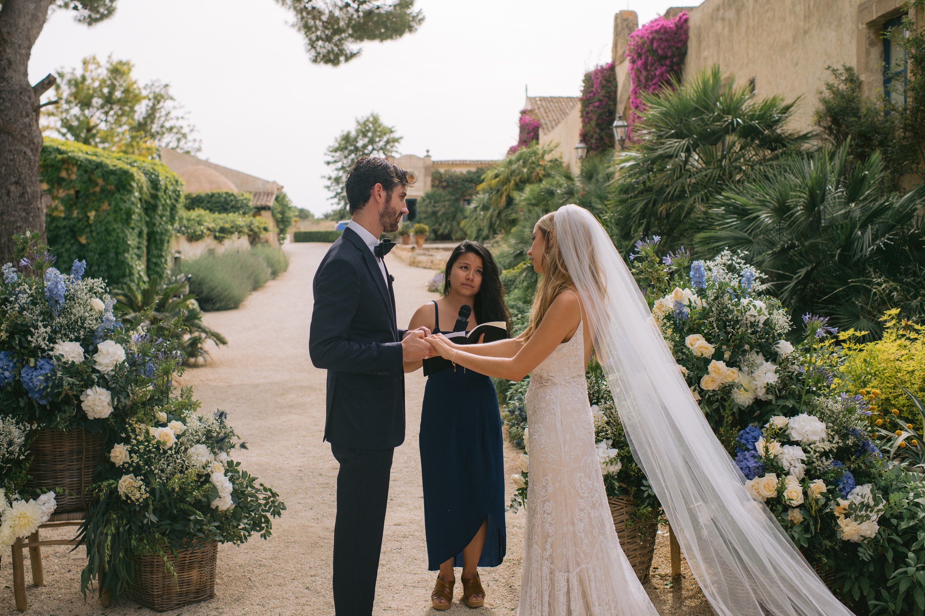 blue and white ceremony flowers