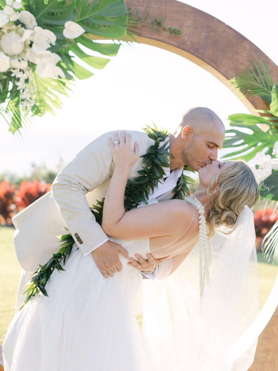 A crisp green and white destination wedding in hawaii