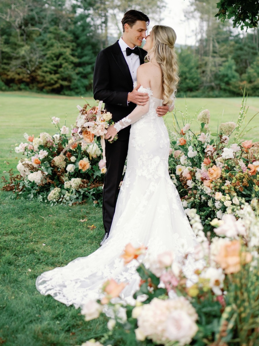 Farm wedding in shades of peach with the most stunning florals