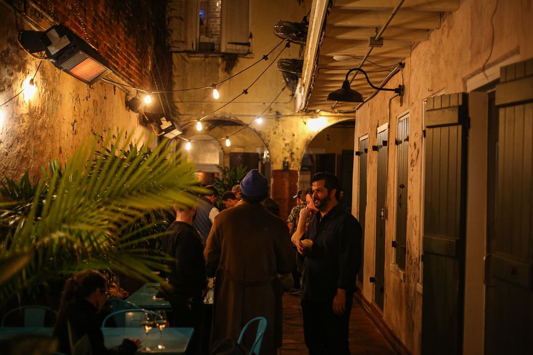 courtyard welcome party bar in new orleans