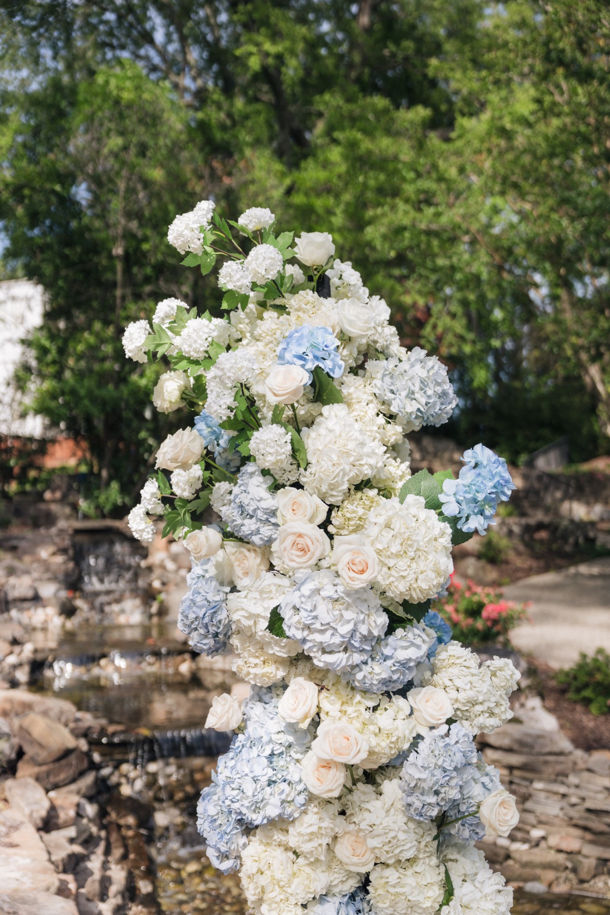 blue and white floral arch for wedding