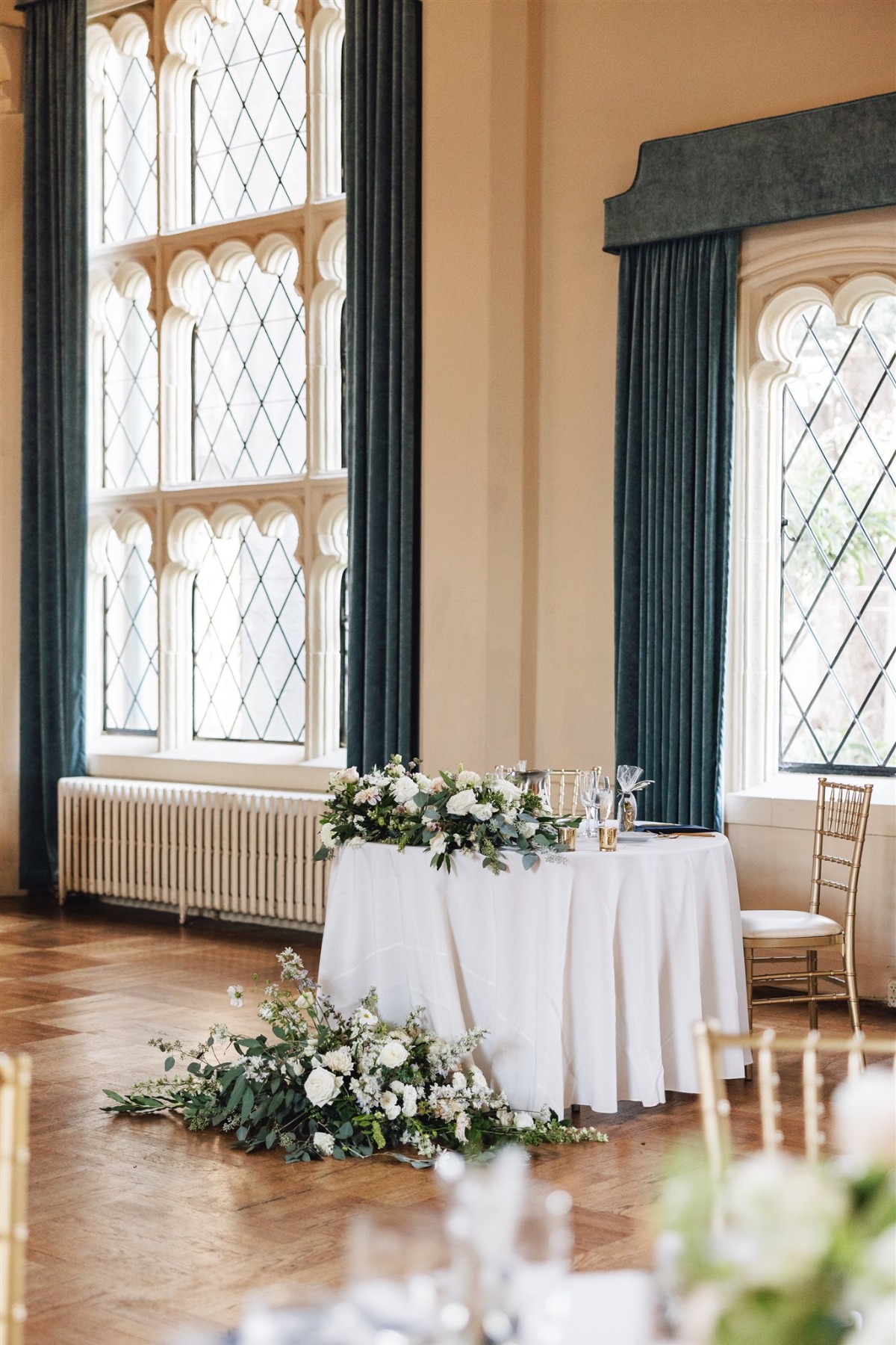 simple ivory sweetheart table decor