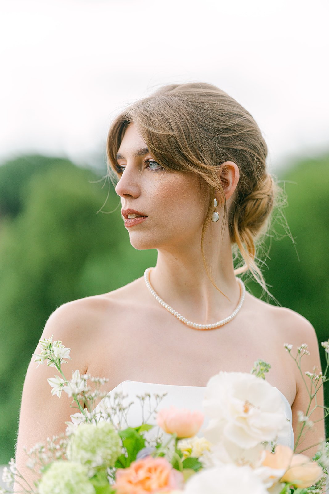 bride with peach bouquet