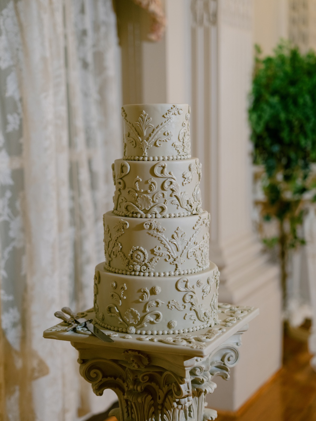 royal-inspired wedding cake