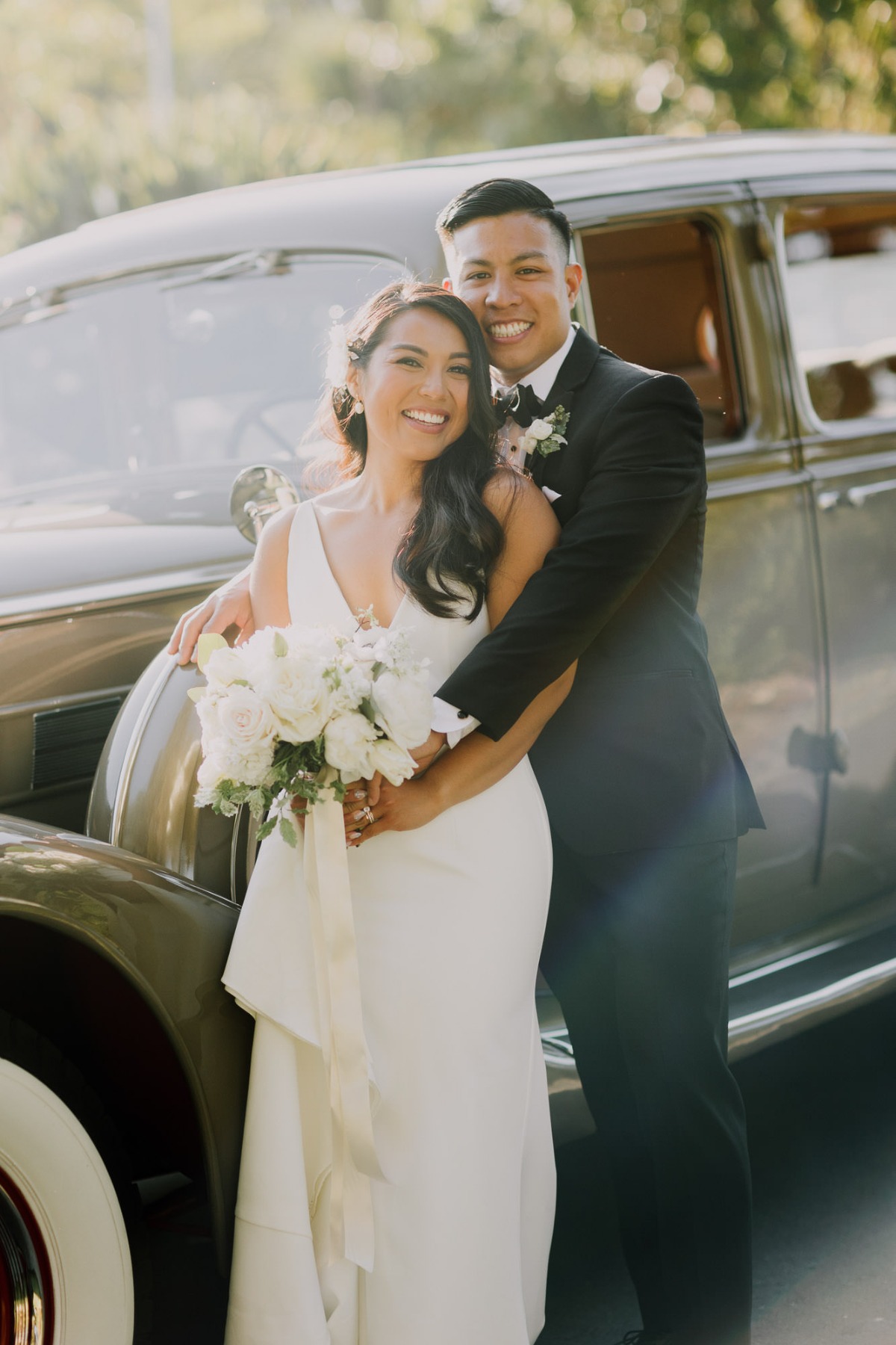 wedding portrait ideas with vintage car