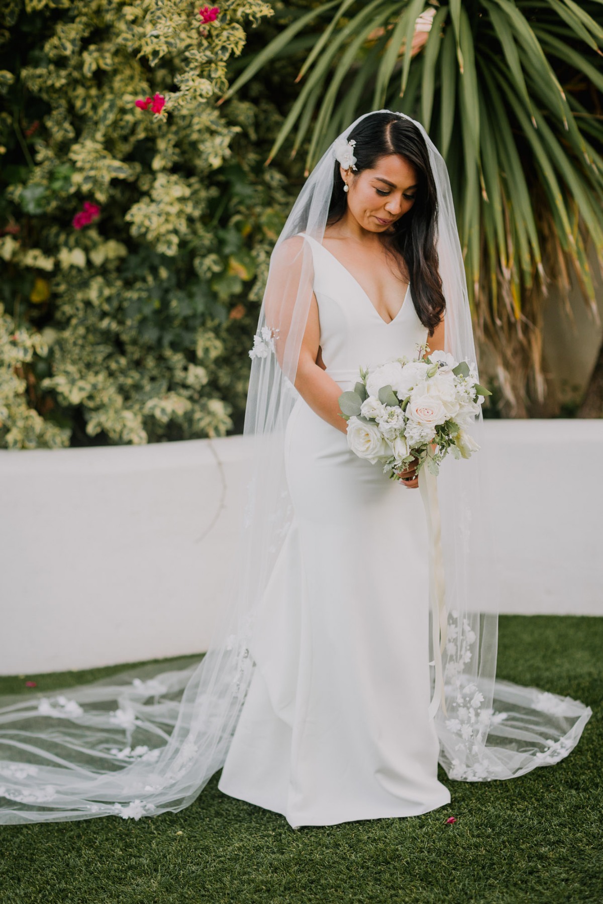 what to wear for minimalist garden wedding