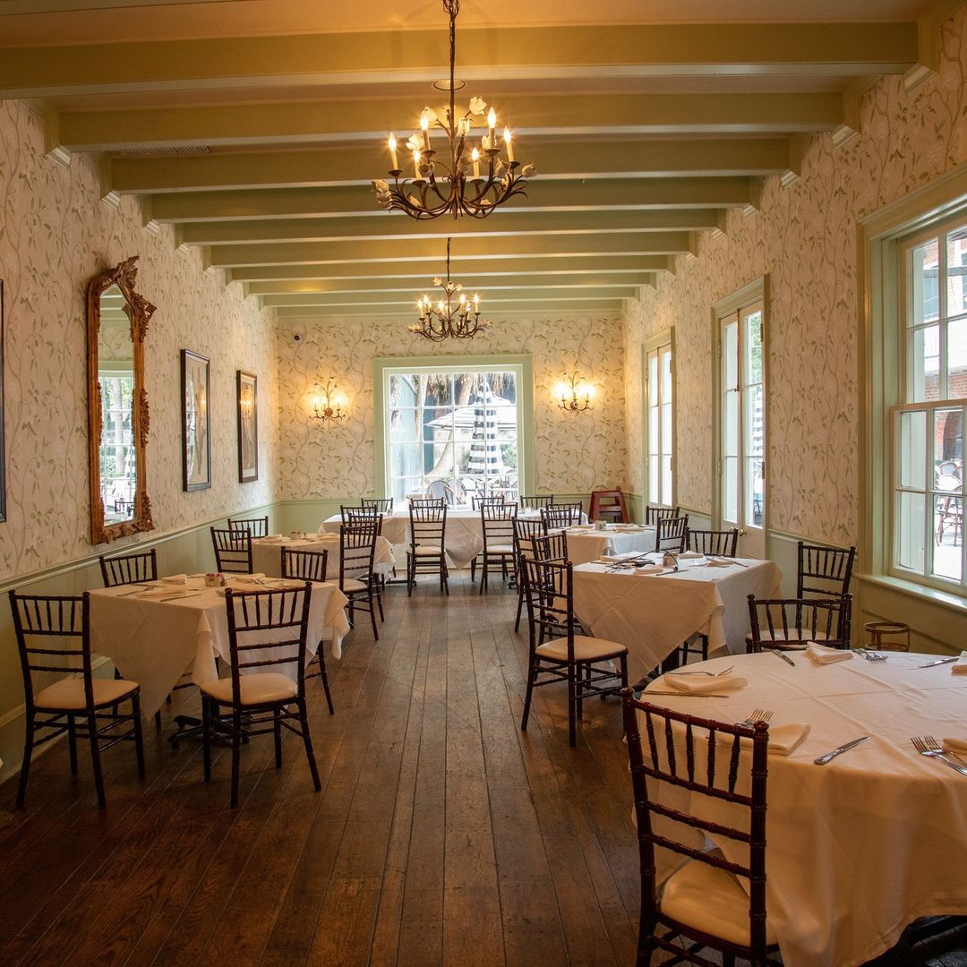 cute and timeless rehearsal dinner venue in new orleans