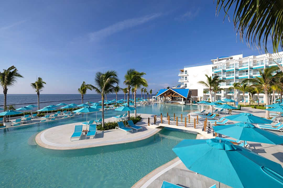 swim up bar at margaritaville riviera maya cancun